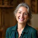 Porträtfoto von Gildenmeisterin Anna Weber in ihrer Werkstatt.